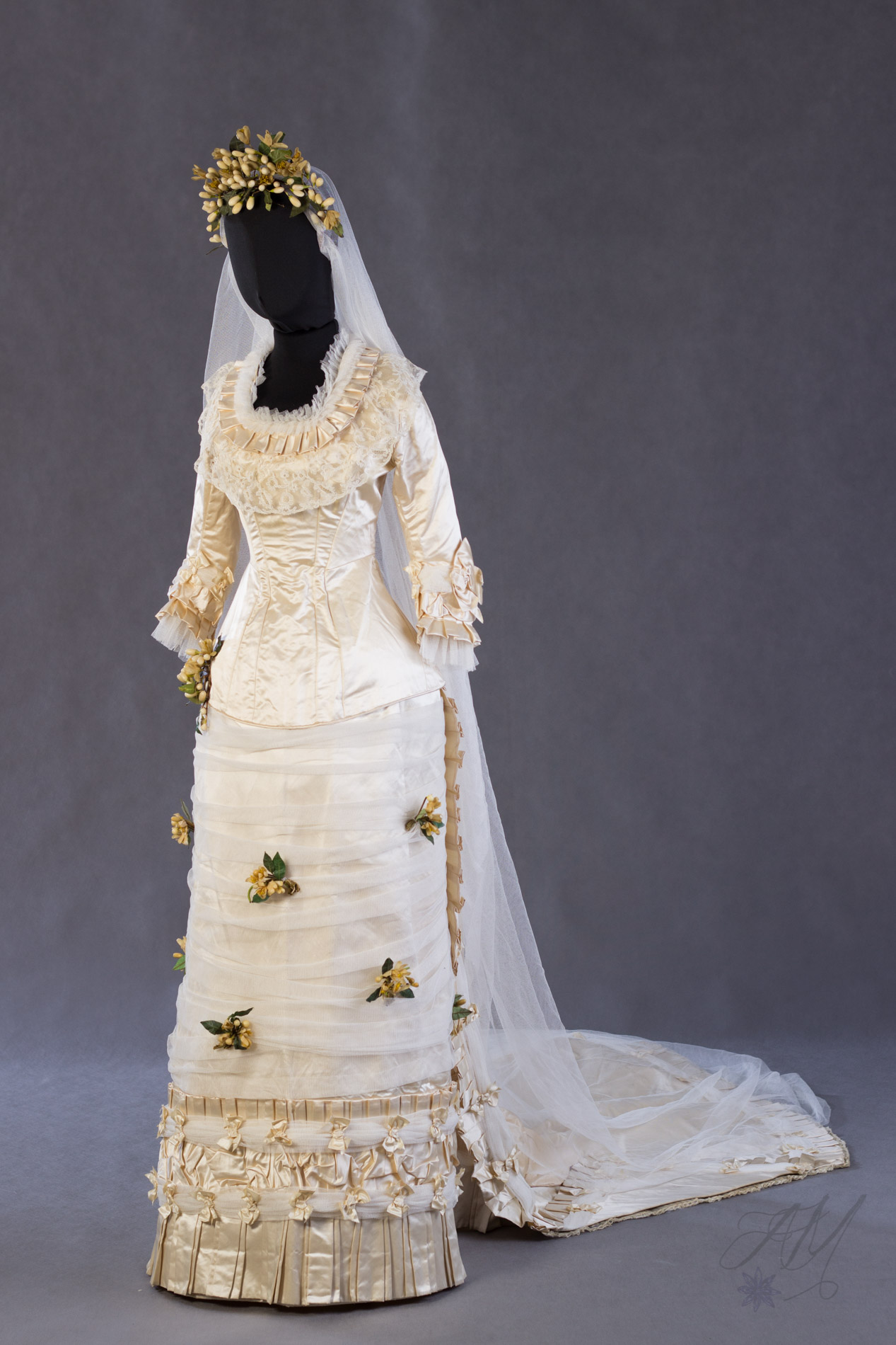 suknia ślubna z woskowymi kwiatami pomarańczy 1879 r.